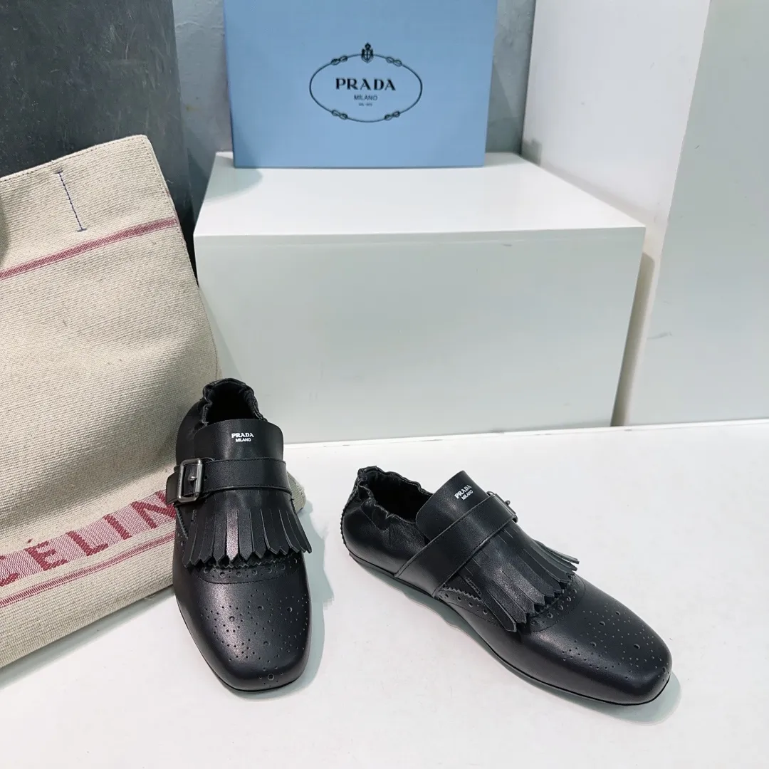 👟👟Ex-factory price 580👟👟! Prada 25 spring and summer catwalk new brogue carved tassel retro loafers and slippers series 🔥 🌟🌟🌟This shoe deliberately presents a classic and retro style, with both masculine temperament and feminine style, forming a binary contrast, highlighting the iconic style of the Prada series. The tassels are crafted using special craftsmanship, and details such as buckles and brogue patterns reveal traditional charm. An unconventional and surprising reinterpretation, the shoe is re-launched in a more fashionable design. The upper is made of imported calfskin, the lining is sheepskin, and the original molded rubber sole. Number of yards: 35-40 (40 pieces are non-refundable). Comes with original packaging.
